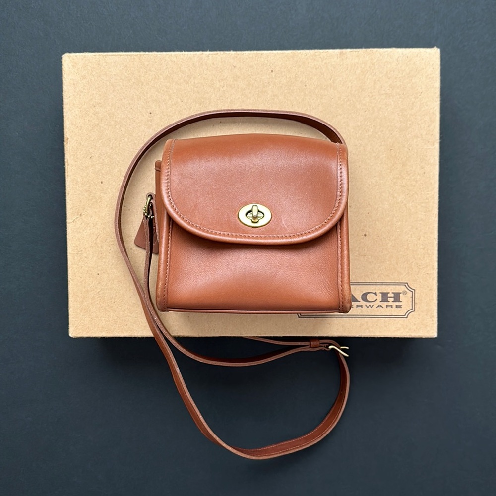 12/13 AT 3:00 PM EST COACH TALK

Vintage Coach 💼 👜……..and history!! - Picture 5 of 16